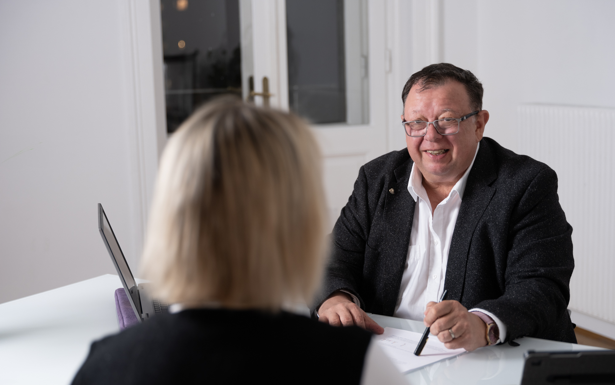 Manager auf Zeit im Gespräch mit Klientin